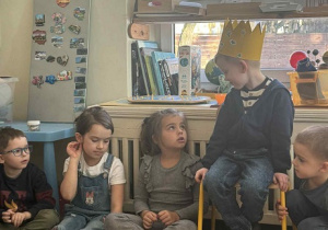 Zdjęcie przedstawia chłopca słuchającego wypowiedzi dzieci .