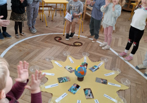 dzieci śpiewają sto lat