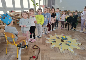 dzieci stoją w kolejce, do składania życzeń