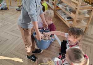 chłopiec w koronie wręcza upominki