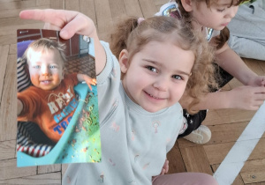 dzieczynka pokazuje zdjęcie