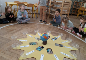 chłopiec trzyma sznurek z koralikami