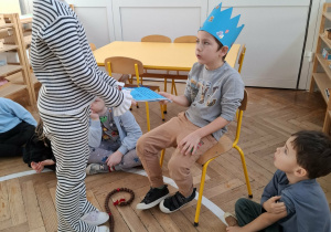 dziewczynka wrecza laurki