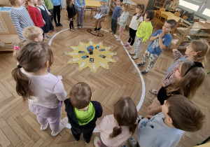 dzieci śpiewają sto lat