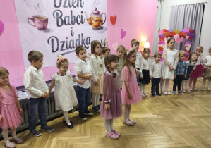 Występujące dzieci w odświętnych strojach