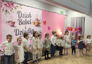 Występujące dzieci w odświętnych strojach