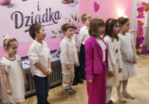 Występujące dzieci w odświętnych strojach