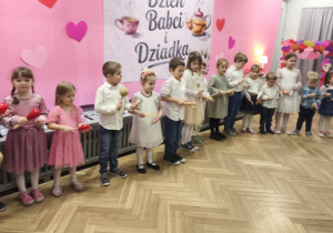 Występujące dzieci w odświętnych strojach