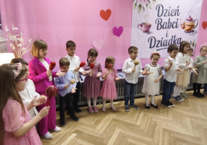 Występujące dzieci w odświętnych strojach