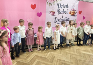 Występujące dzieci w odświętnych strojach