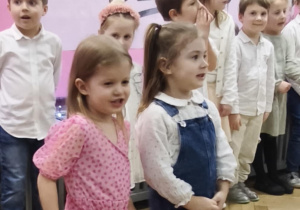 Występujące dzieci w odświętnych strojach