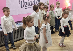 Występujące dzieci w odświętnych strojach