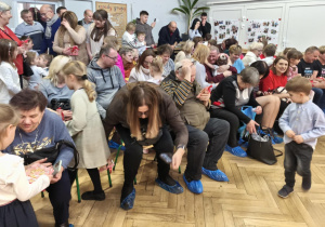 Dzieci wręczają upominki