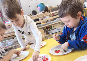 Dzieci wykonują pizzę z masy solnej