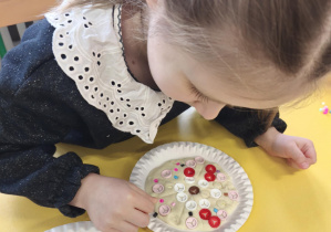 Dzieci wykonują pizzę z masy solnej