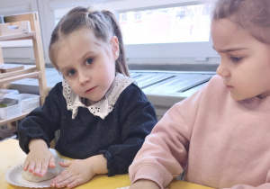 Dzieci wykonują pizzę z masy solnej