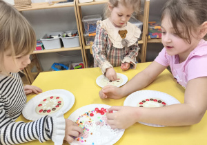 Dzieci wykonują pizzę z masy solnej