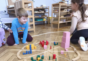 Dzieci układają pizzę z materiału