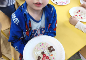 Dzieci wykonują pizzę z masy solnej