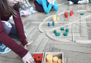 Dzieci układają pizzę z materiału