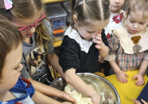Dzieci wykonują masę solną