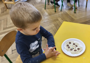 Dzieci wykonują pizzę z masy solnej