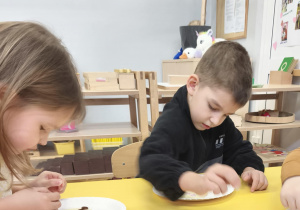 Dzieci wykonują pizzę z masy solnej