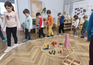 Dzieci chodzą po elipsie - ćwiczenie ciszy