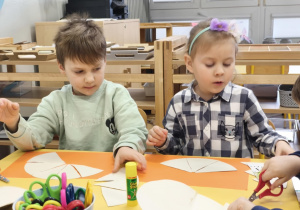 Dzieci wykonują pizzę z papieru