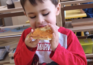 Dzieci jedzą pizzę