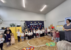 Na zdjęciu widzimy grupkę dzieci, które mówiły wiersze i śpiewały piosenki.