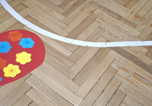 Na zdjęciu widzimy dwa serca. Na nich znajdują się kolorowe kwiaty.