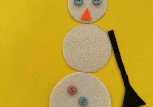 Zdjęcie przedstawia bałwana ułożonego przez dziecko z filcowych elementów.