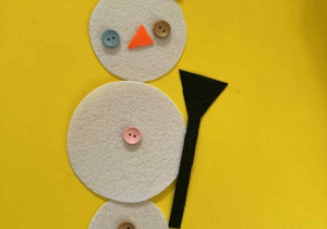 Zdjęcie przedstawia bałwana ułożonego przez dziecko z filcowych elementów.