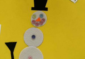 Zdjęcie przedstawia bałwana ułożonego przez dziecko z filcowych elementów.