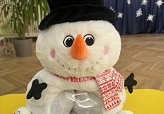 Zdjęcie przedstawia pluszowego bałwana z kulkami w środku.