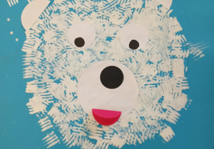 Na zdjęciu widzimy pracę plastyczną wykonaną przez dzieci - niedźwiedź polarny.