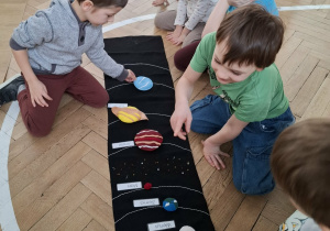 dzieci układają Układ Słoneczny