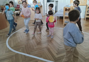 dzieci krążą jako planety wokół słońca