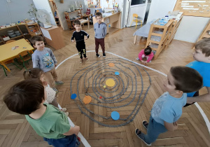 dzieci układają orbity układu słonecznego