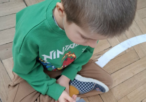 chłopiec patrzy na zdjęcie