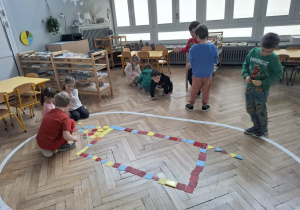 dzieci budują rakietę