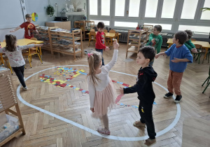 dzieci tańczą wokłół zbudowanej kakiety