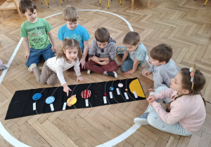 dzieci układają Układ Słoneczny