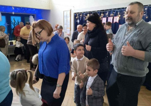 Zdjęcie przedstawia dziadków i dzieci podczas zabawy integracyjnej.