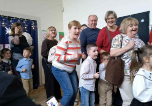 Zdjęcie przedstawia dziadków i dzieci podczas zabawy integracyjnej.