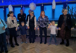 Zdjęcie przedstawia dziadków i dzieci podczas zabawy integracyjnej.