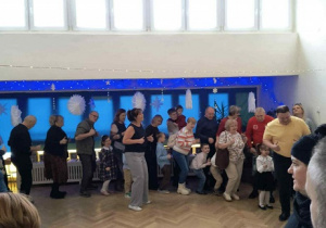 Zdjęcie przedstawia dziadków i dzieci podczas zabawy integracyjnej.