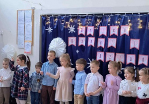 Zdjęcie przedstawia dzieci podczas występu.