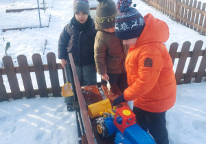 Chłopcy bawiący się samochodami